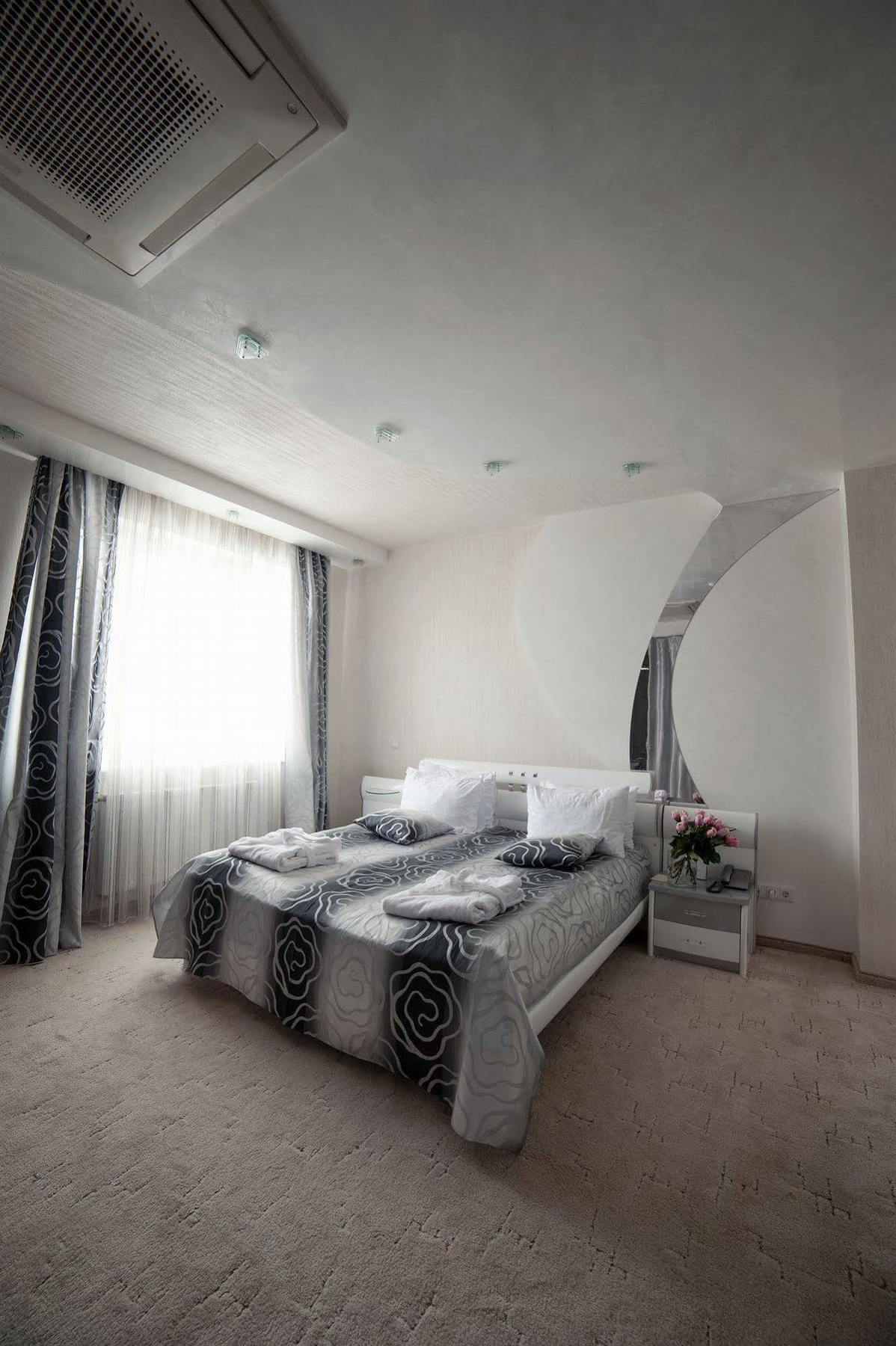 Отель Praha Accord Hotel Ужгород Экстерьер фото